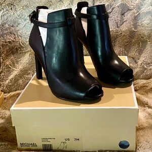 ✨ NIB Michael Kors Lawson Open Toe Black Leather Booties. Size 7M Gorgeous ✨